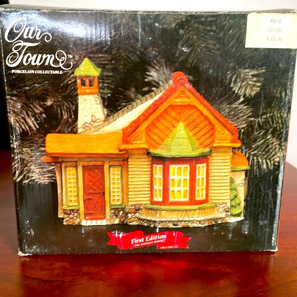 Our town porcelain house - Picture 1 of 7